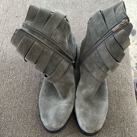 Vince Camuto VC-Webey Gray Suede Leather Ankle Booties Boots 7M - Picture 1 of 9